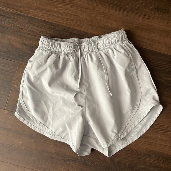 Nike Dri-Fit light grey shorts size XS - Picture 1 of 4